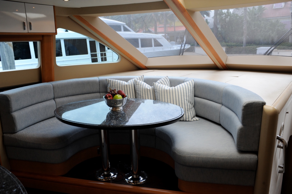 Lazzara 84 motor yacht 007.jpg