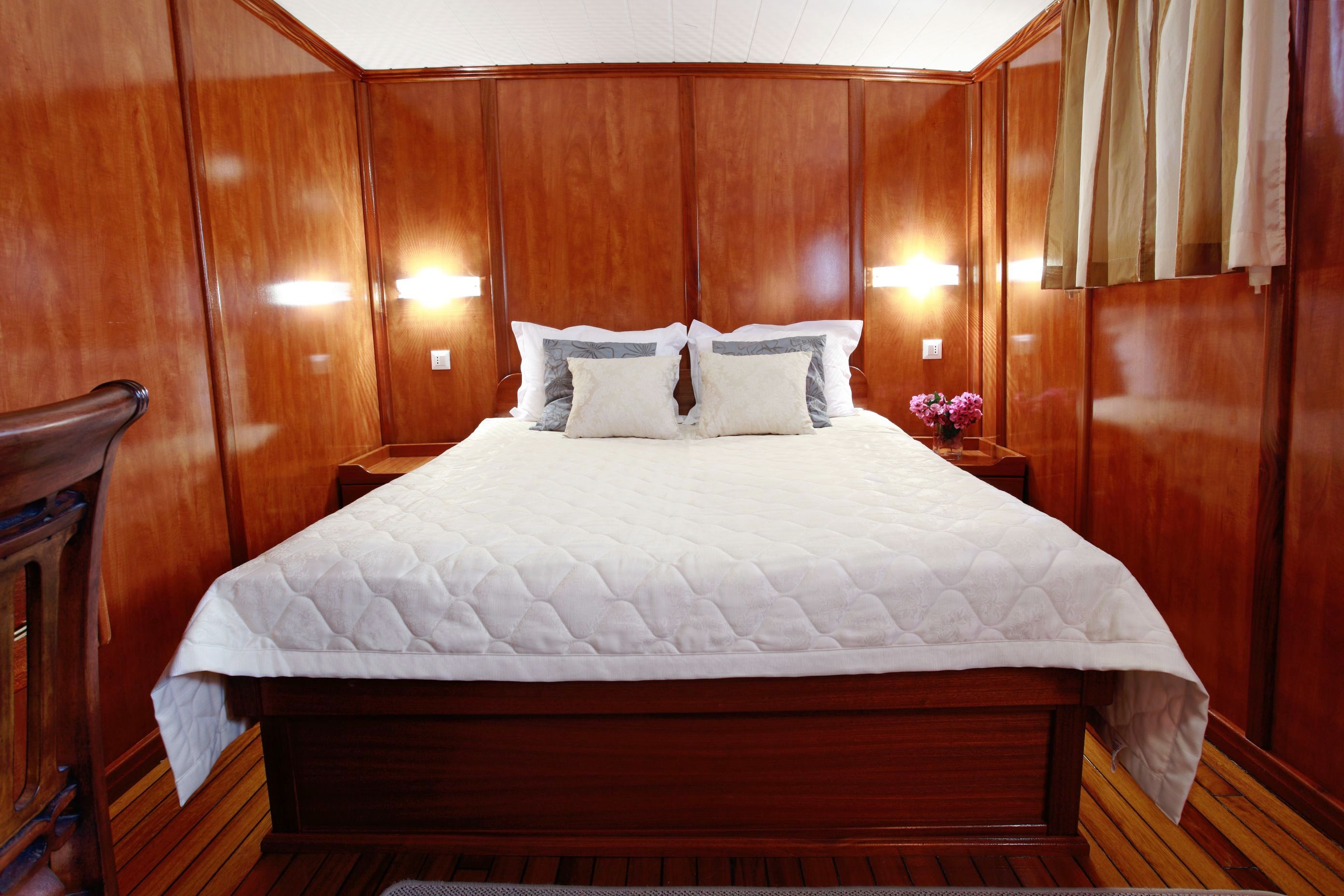 Luna -  Queen Cabin.jpg