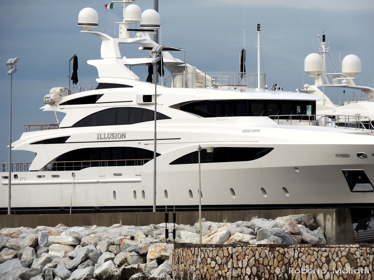 Luxury yacht ILLUSION - Photo Roberto Malfatti.jpg