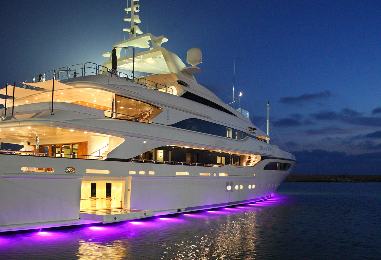 Luxury yacht Seanna by night.jpg
