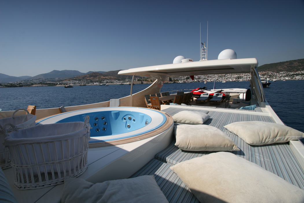 M&M - Flybridge and Spa Pool.JPG