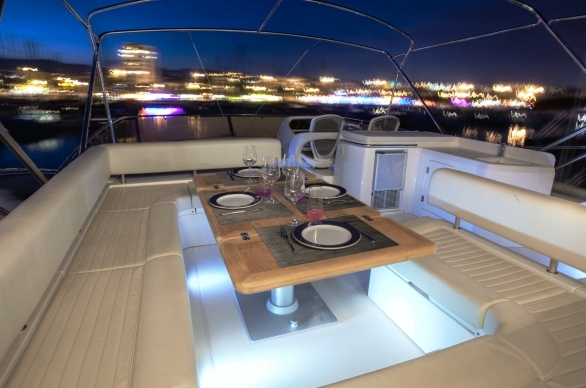 MAEVAFLO 4 -  Flybridge Al Fresco Dining.jpg