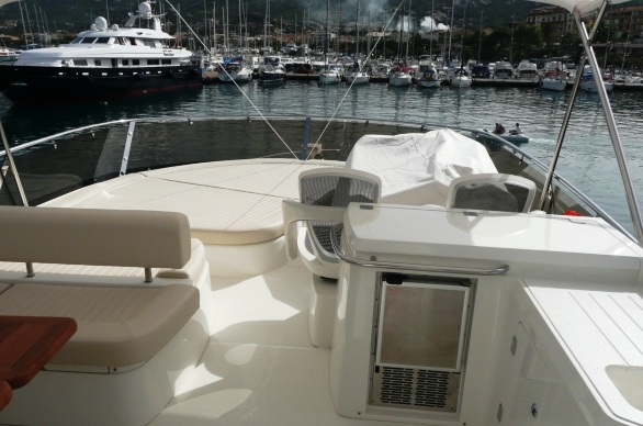 MAEVAFLO 4 -  Flybridge Forward.jpg