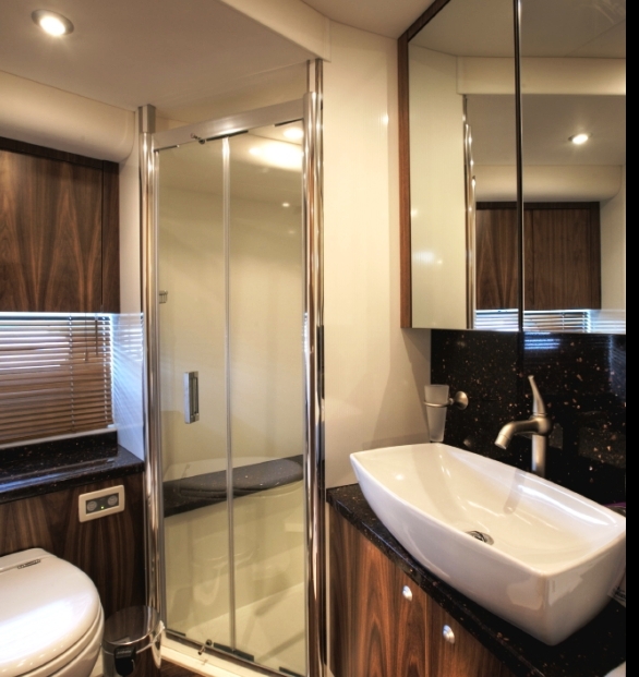 MAEVAFLO 4 -  VIP Ensuite.jpg