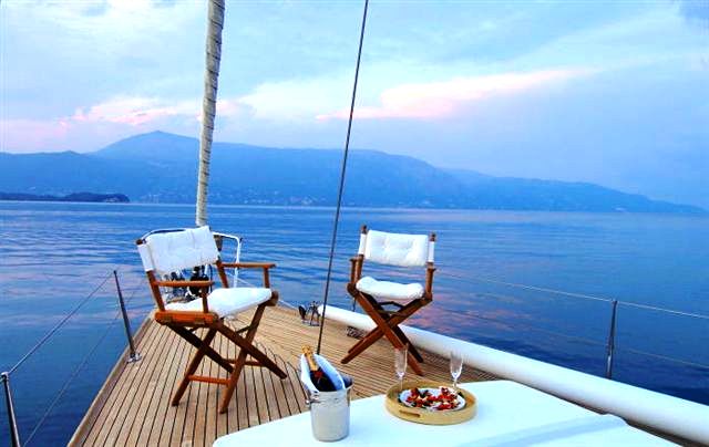 MIDNIGHT SUN Foredeck.jpg