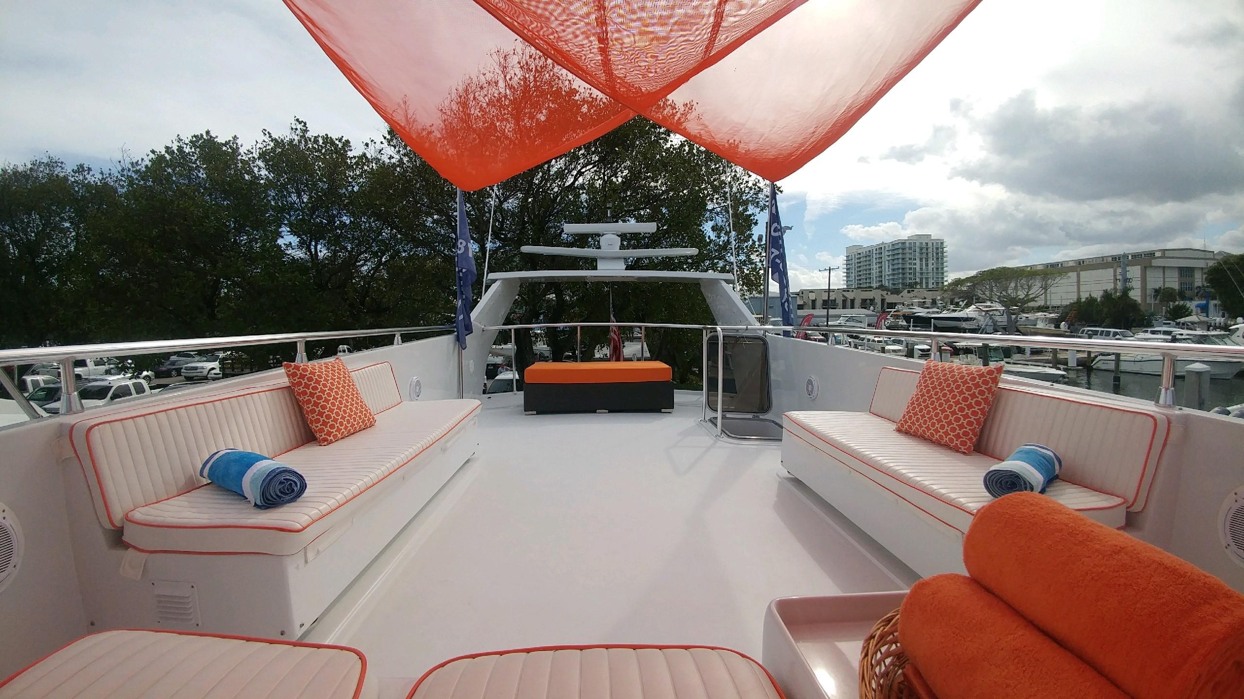 MIS MOONDANCE - Sundeck.jpg