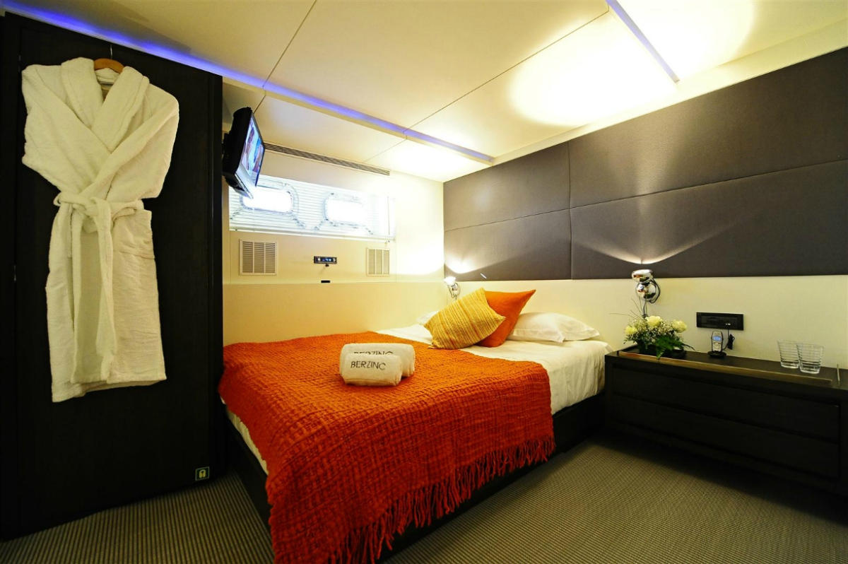 MY BERZINC - Guest starboard cabin.jpg