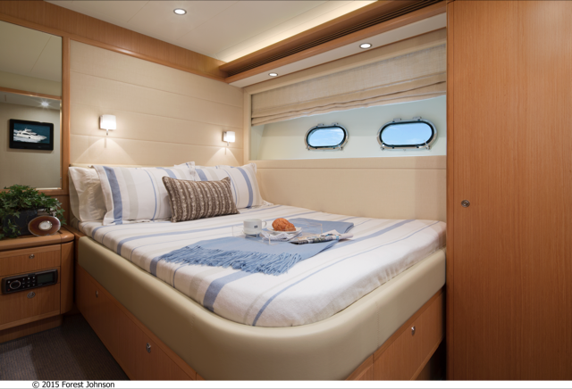 MY CRYSTAL PARROT - Double cabin.png