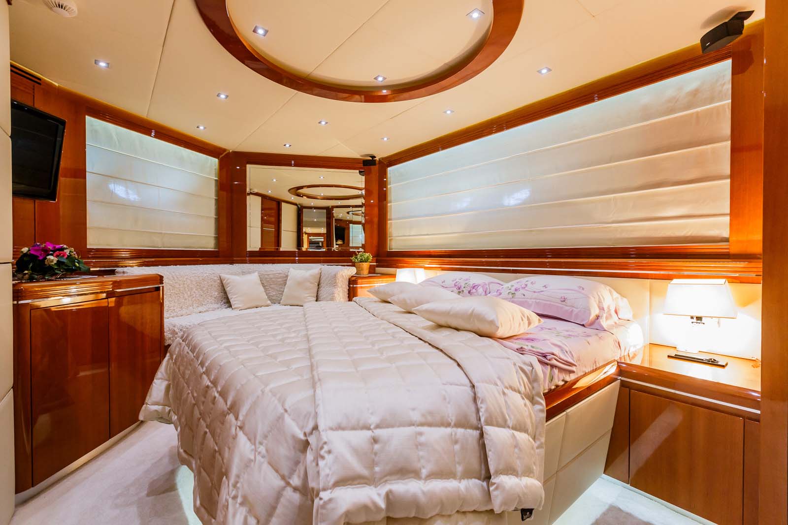MY LADY MURA - VIP cabin.jpg