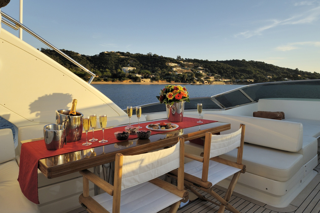 MY LEONARDO - Sundeck dining.jpg