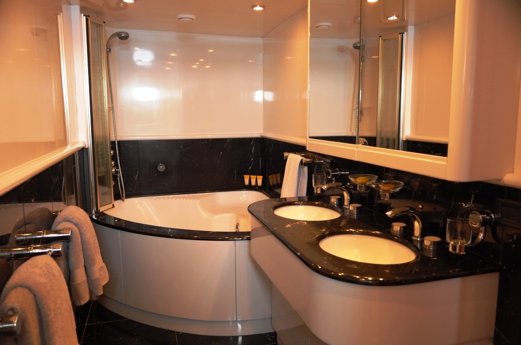 MY MOONRAKER - Master en-suite.jpg