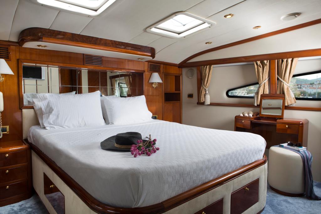 MY NITTA V - VIP suite main deck.jpg