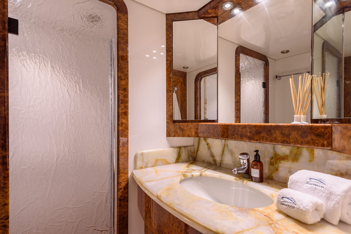 MY OCEAN GLASS - Guest ensuite.jpg