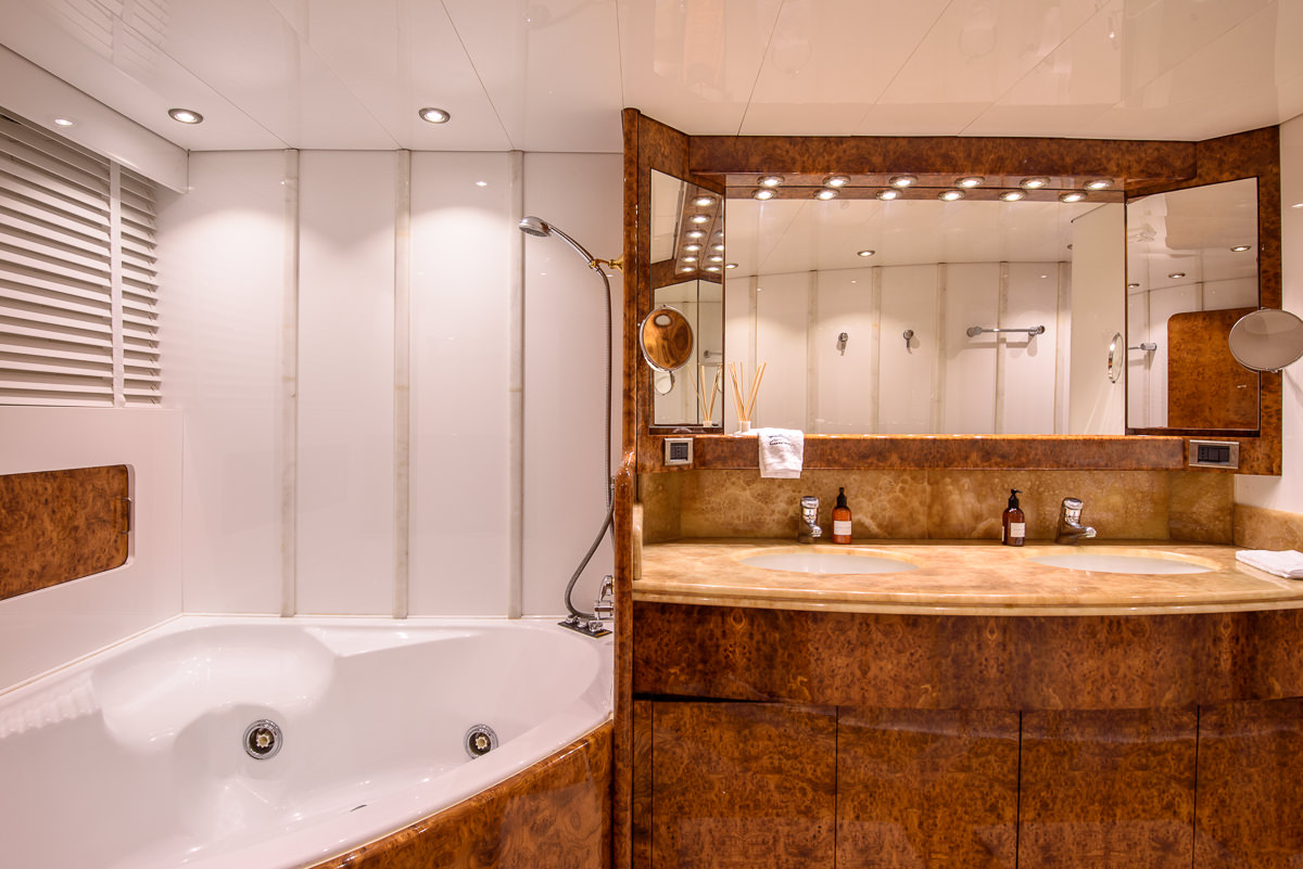 MY OCEAN GLASS - Master ensuite.jpg