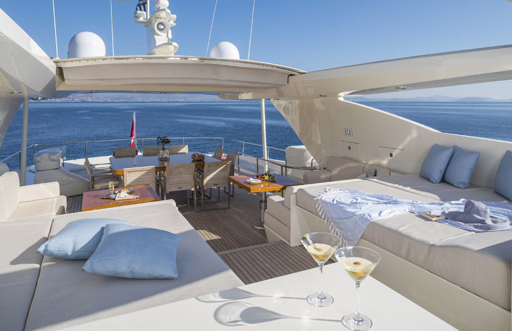 MY RINI V - Sundeck.jpg