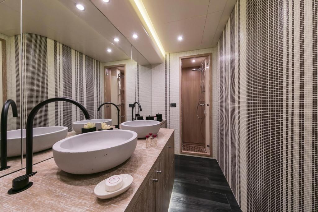 MY SAINT 112 - Master ensuite.jpg