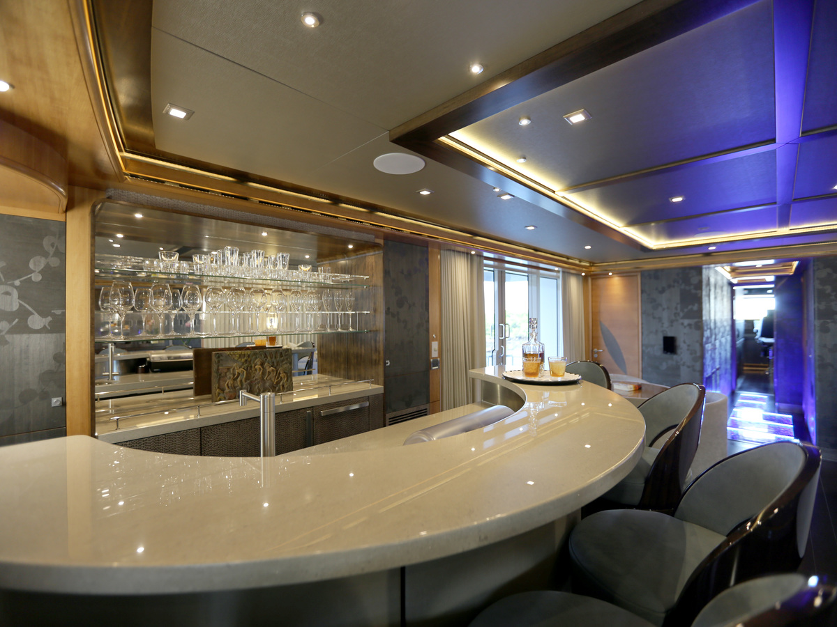 MY SERENITY 133 - Skylounge bar.jpg