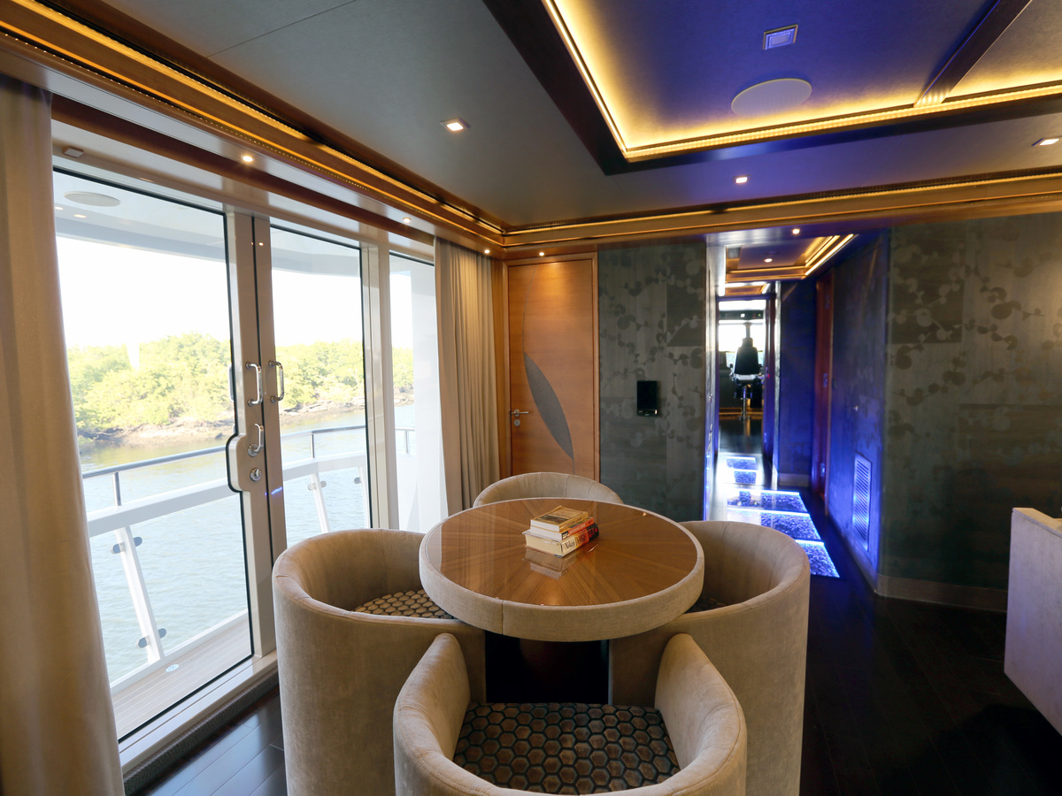 MY SERENITY 133 - Skylounge table.jpg