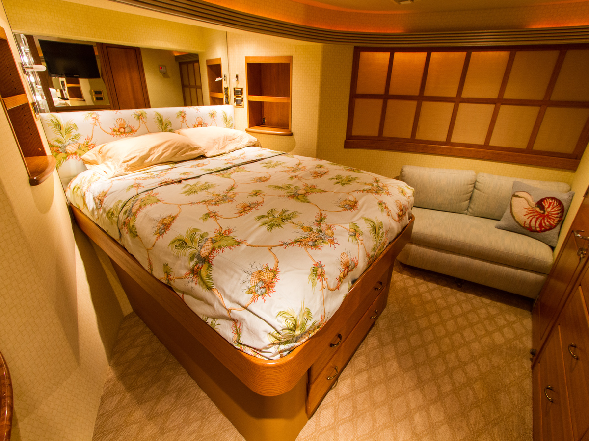 MY WENDY 1 - VIP cabin forward.jpg
