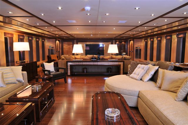 Main-Saloon - Leo.jpg