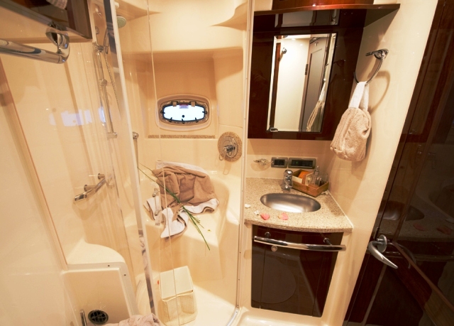 Maniva III -  Bathroom.jpg