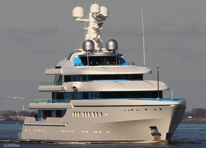 Mega yacht DARTWO - Photo by DiFoo.JPG