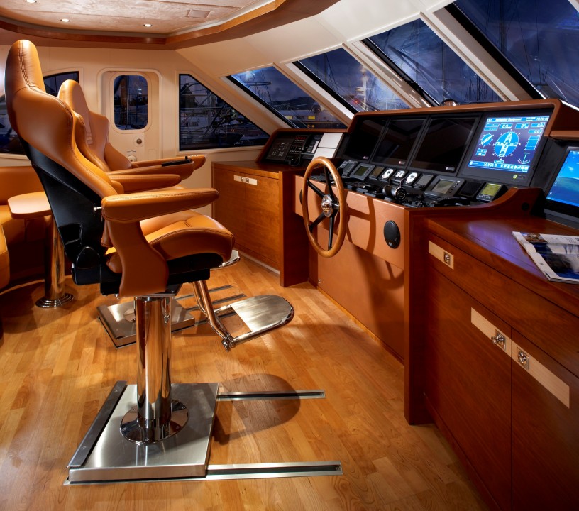 Moonen 97 yacht Sofia II - Wheelhouse.jpg
