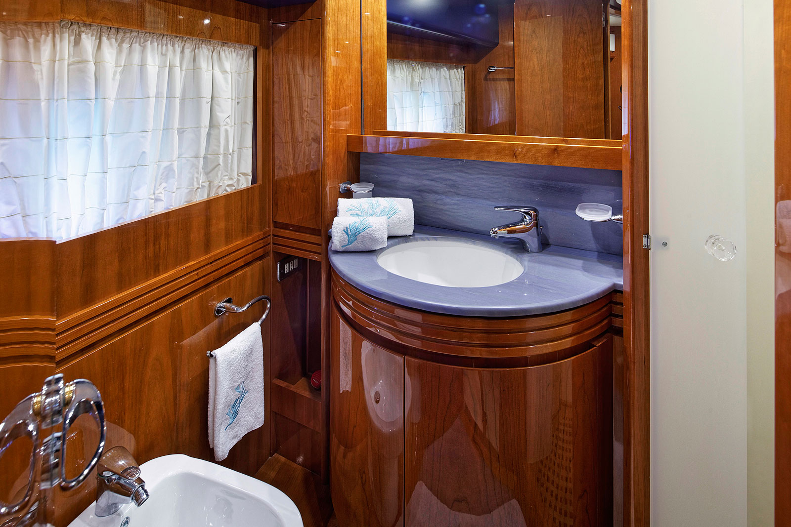 Motor Yacht AQVA - Ensuite.jpg