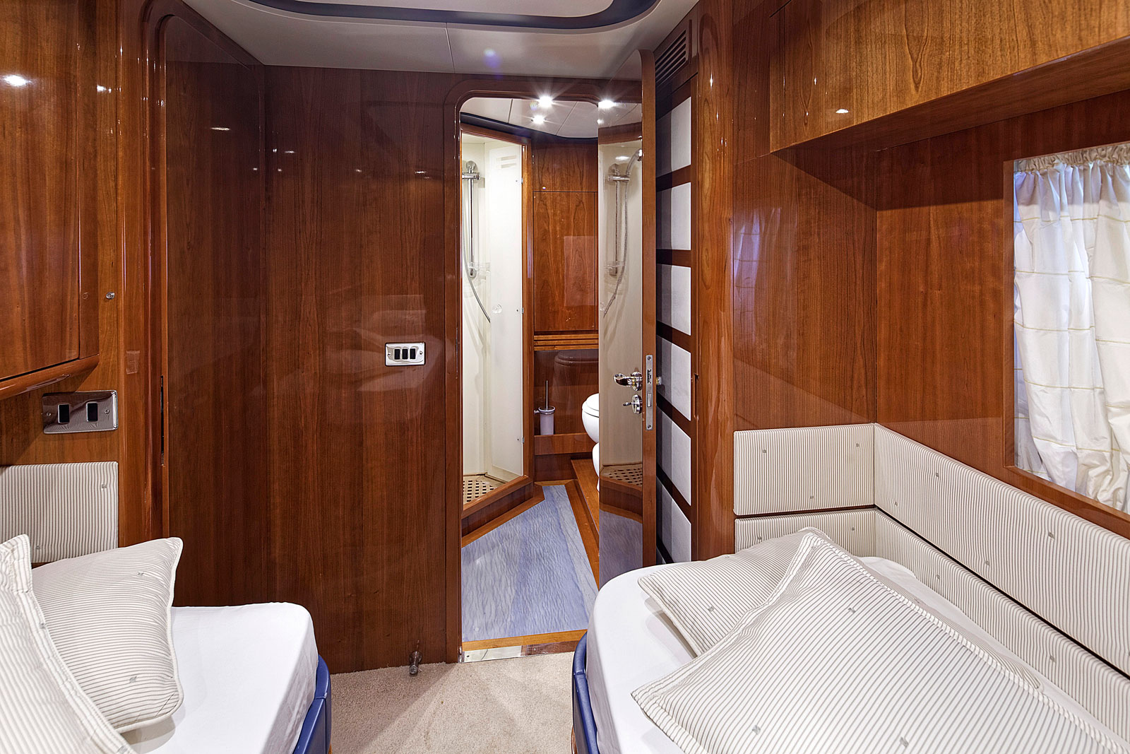 Motor Yacht AQVA - Twin cabin image 2.jpg