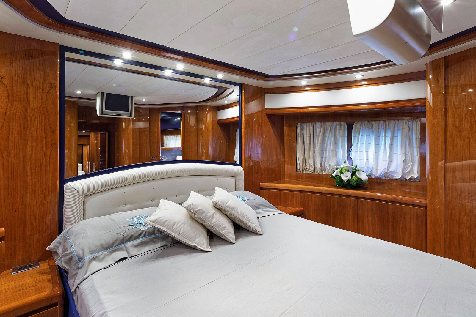 Motor Yacht AQVA - VIP cabin image 1.jpg
