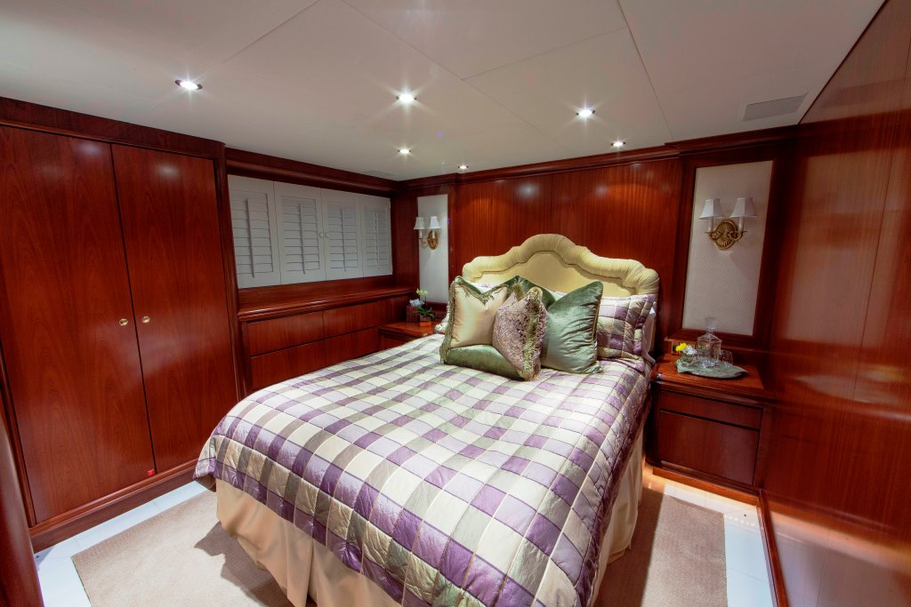 Motor Yacht ASPEN ALTERNATIVE - Guest cabin 2.jpg