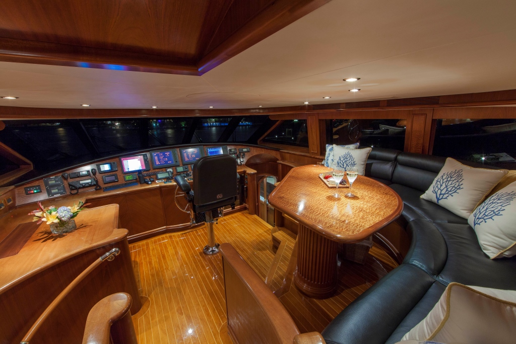 Motor Yacht ASPEN ALTERNATIVE - Pilot house.jpg