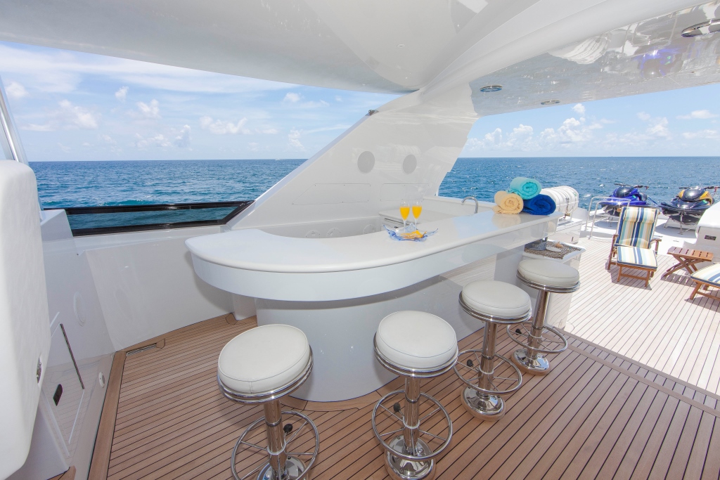 Motor Yacht ASPEN ALTERNATIVE - Sundeck bar.jpg