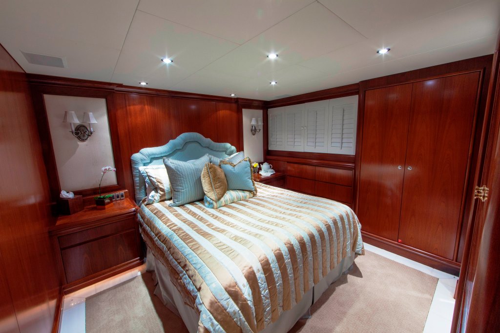 Motor Yacht ASPEN ALTERNATIVE - VIP cabin.jpg