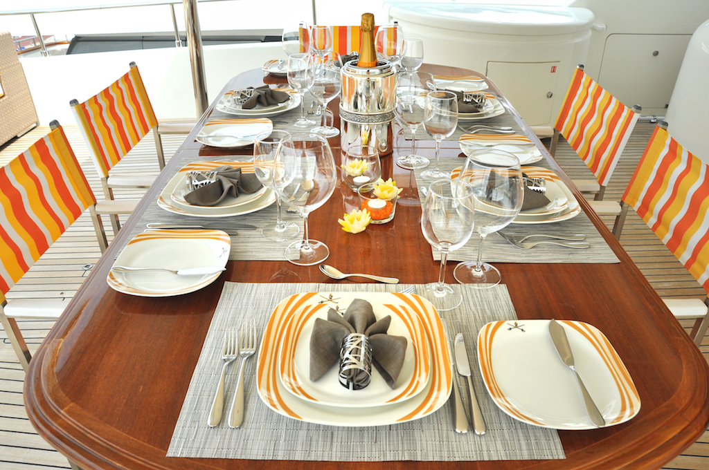 Motor Yacht CONQUISTADOR - Alfresco dining.jpg