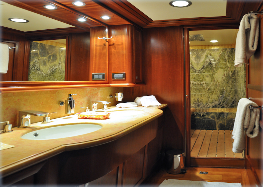 Motor Yacht CONQUISTADOR - Ensuite.jpg