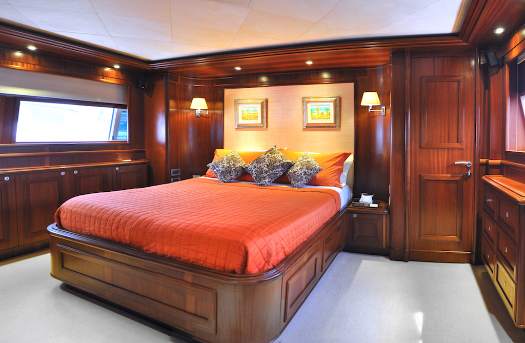 Motor Yacht CONQUISTADOR - Master cabin.jpg