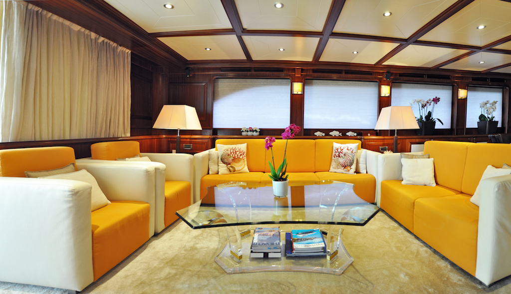 Motor Yacht CONQUISTADOR - Salon.jpg