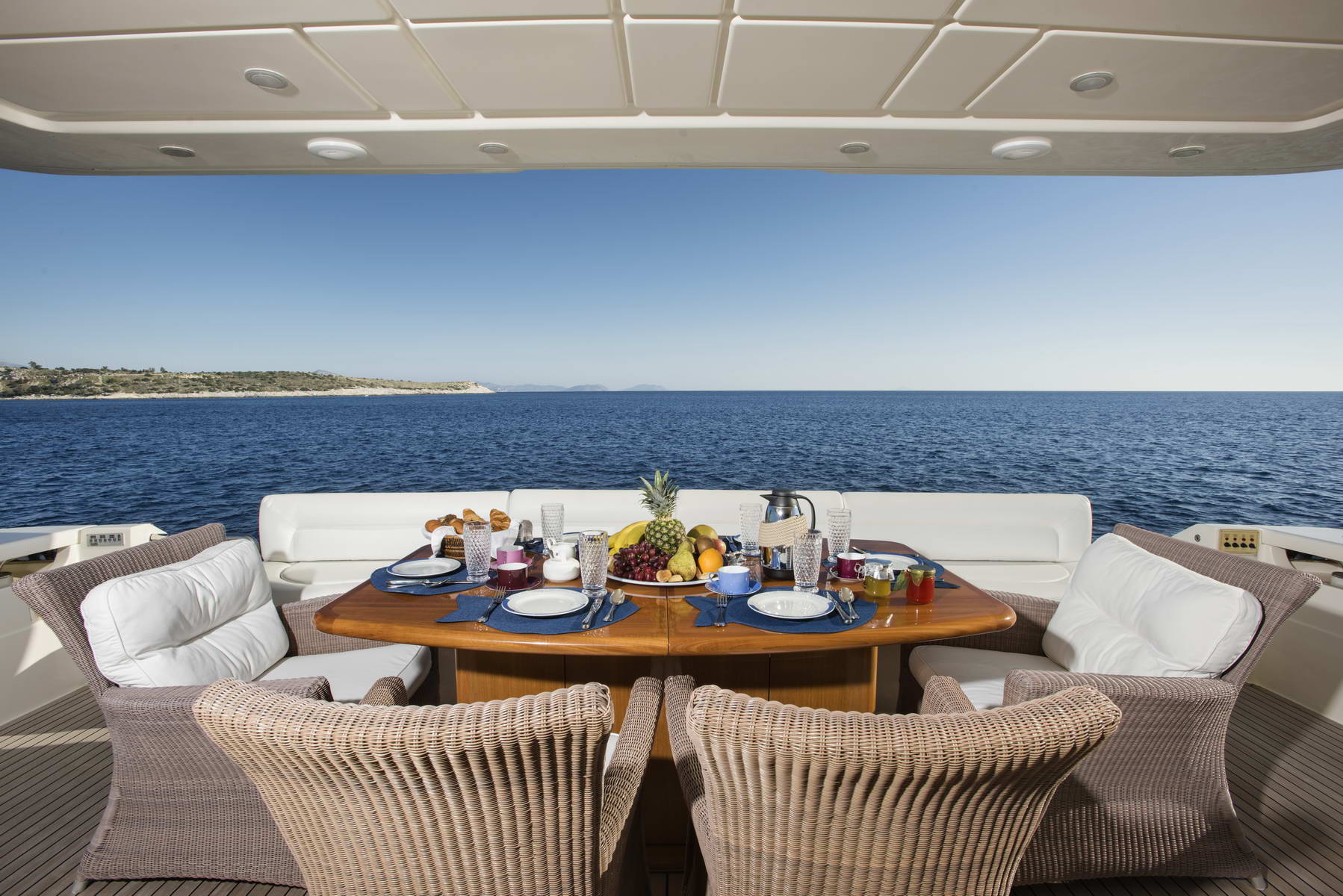 Motor Yacht DAY OFF - Alfresco dining.jpg