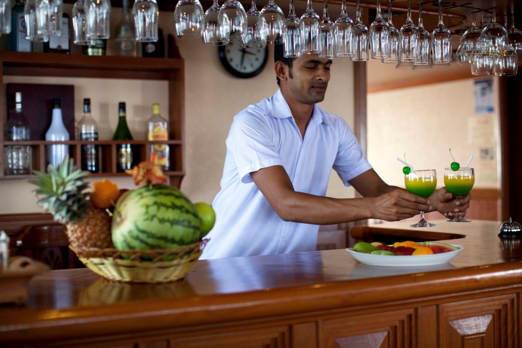 Motor Yacht DUKE OF YORK - Bar.jpg