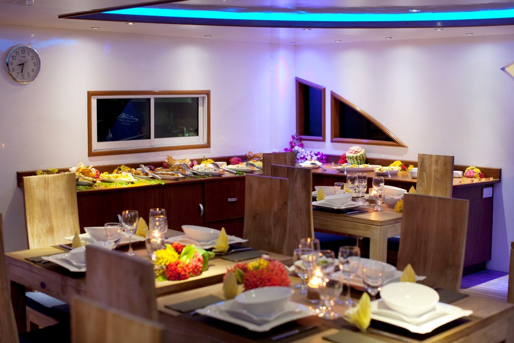 Motor Yacht DUKE OF YORK - Dining b.jpg
