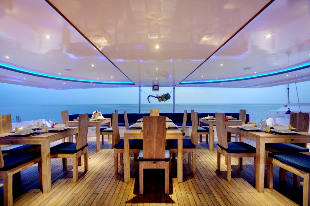 Motor Yacht DUKE OF YORK - Dining.jpg