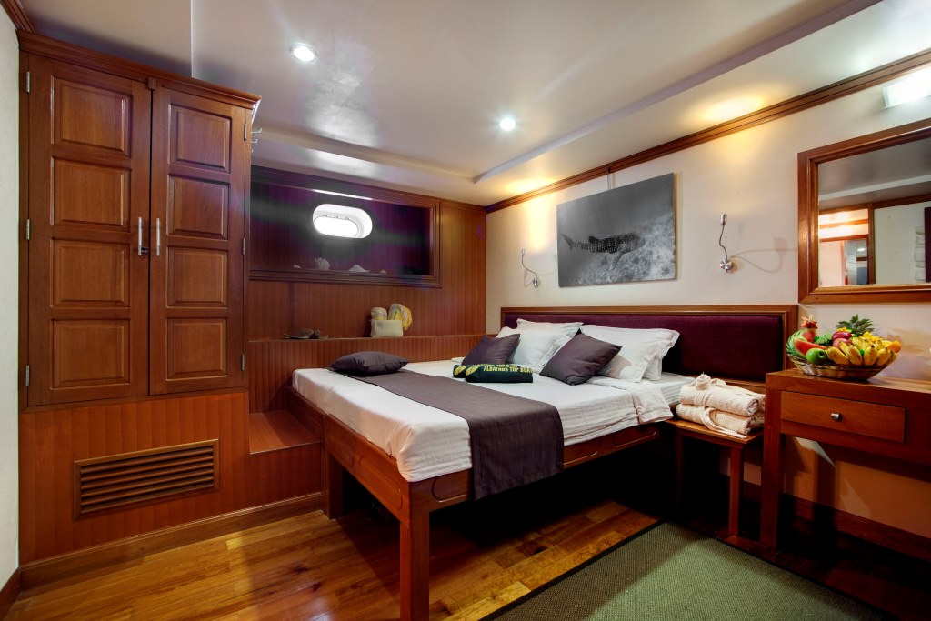 Motor Yacht DUKE OF YORK - Double cabin.jpg