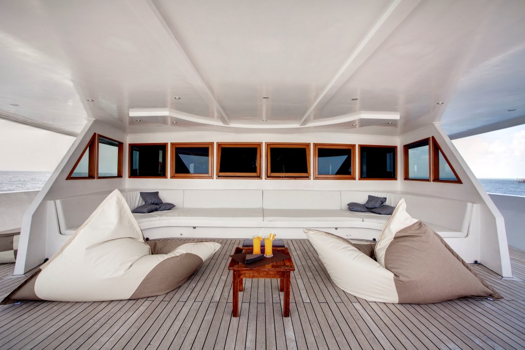 Motor Yacht DUKE OF YORK - Foredeck lounge.jpg