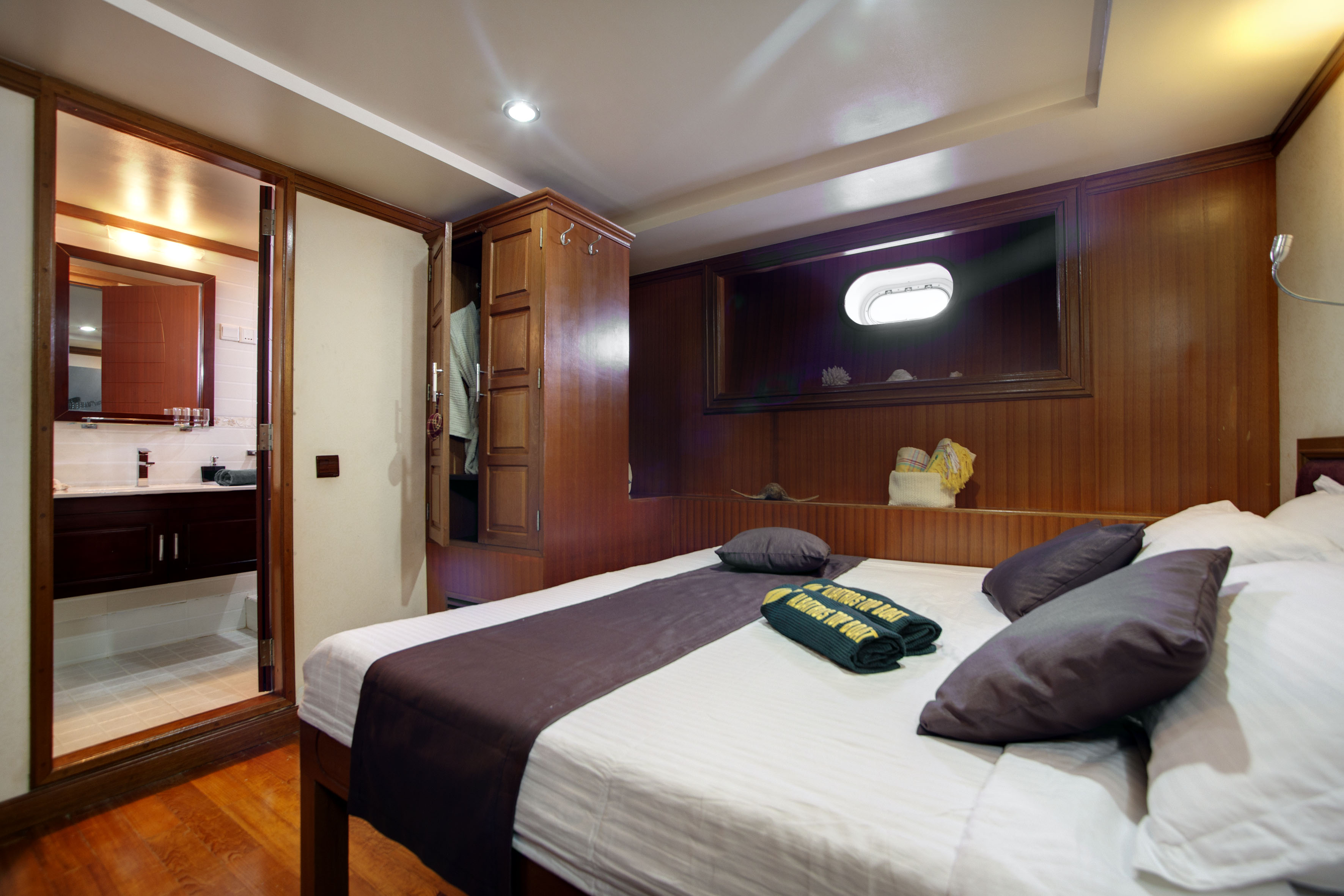 Motor Yacht DUKE OF YORK - Guest double cabin.jpg