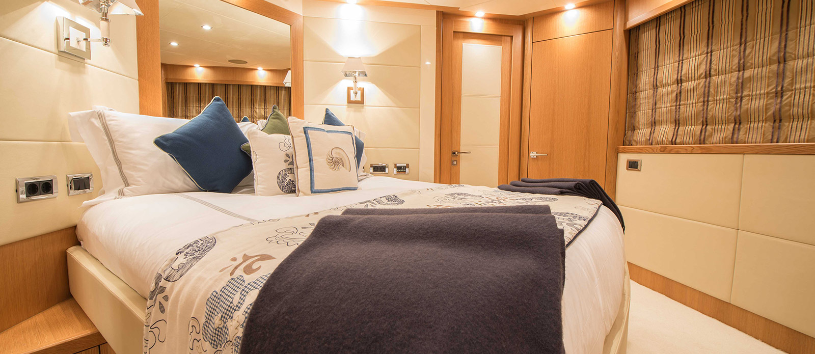 Motor Yacht EMOJI - 009.jpg