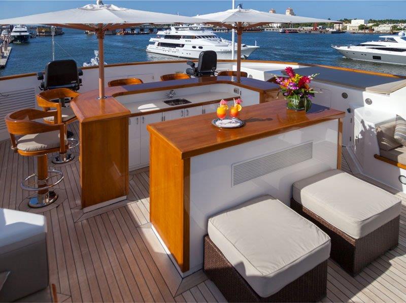 Motor Yacht GRAVITAS -  Sundeck bar.jpg