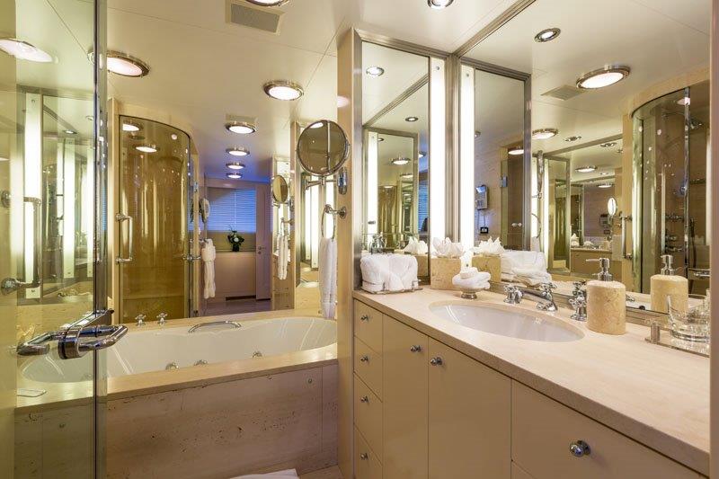 Motor Yacht GRAVITAS - Ensuite.jpg