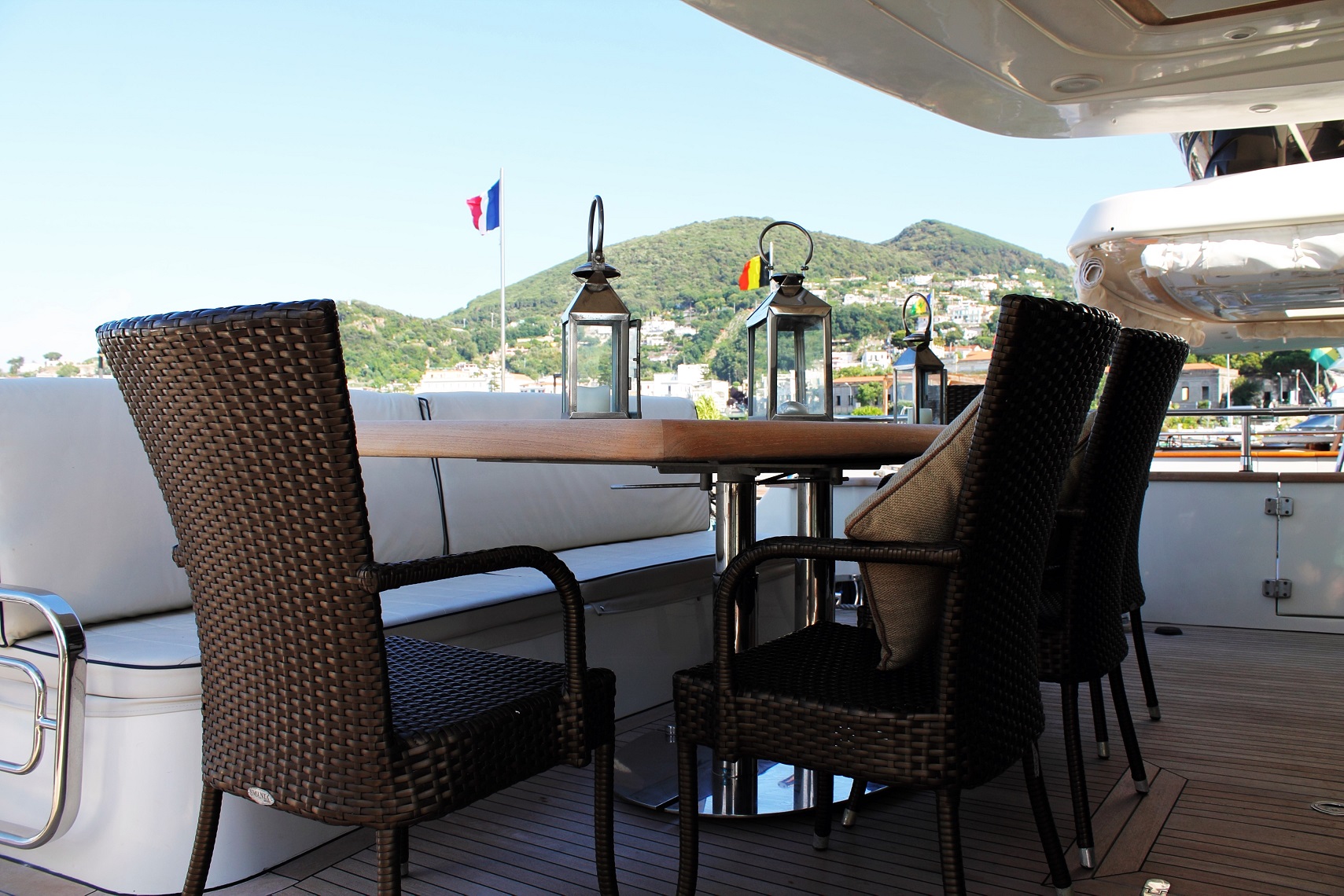 Motor Yacht HAPPY FEET - Aft deck alfresco dining.jpg