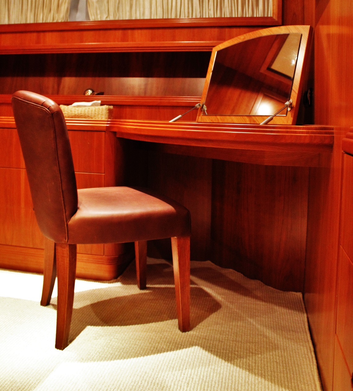 Motor Yacht HAPPY FEET - Master vanity.jpg